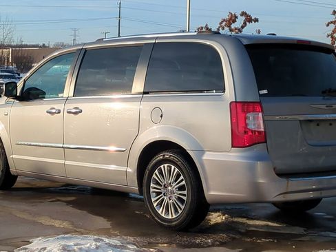 Used 2014 Chrysler Town & Country Touring-L image 3