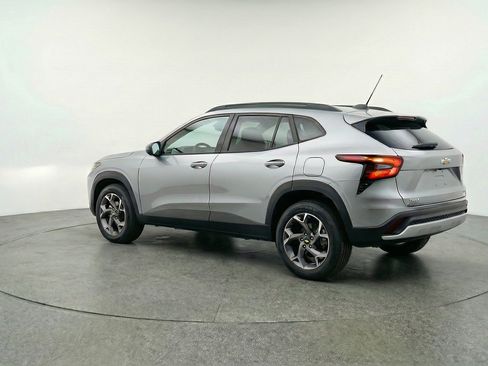 Used 2025 Chevrolet Trax LT FWD image 6