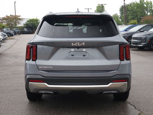 Used 2024 Kia Sorento S w/ Panoramic Sunroof Package FWD image 4