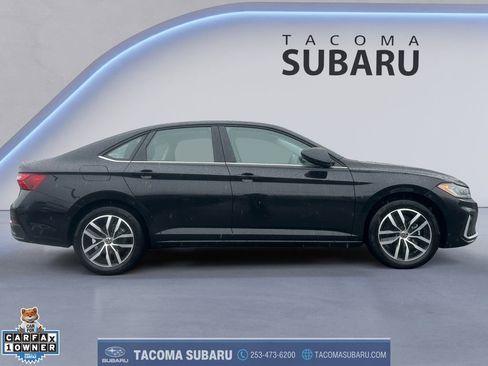 Used 2025 Volkswagen Jetta SE image 4
