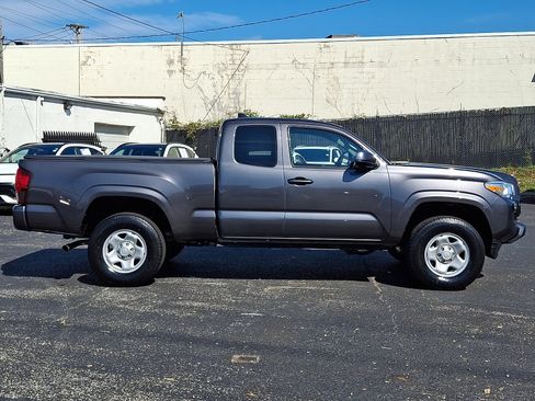 Used 2023 Toyota Tacoma SR w/ SR Convenience Package AWD/4WD image 7