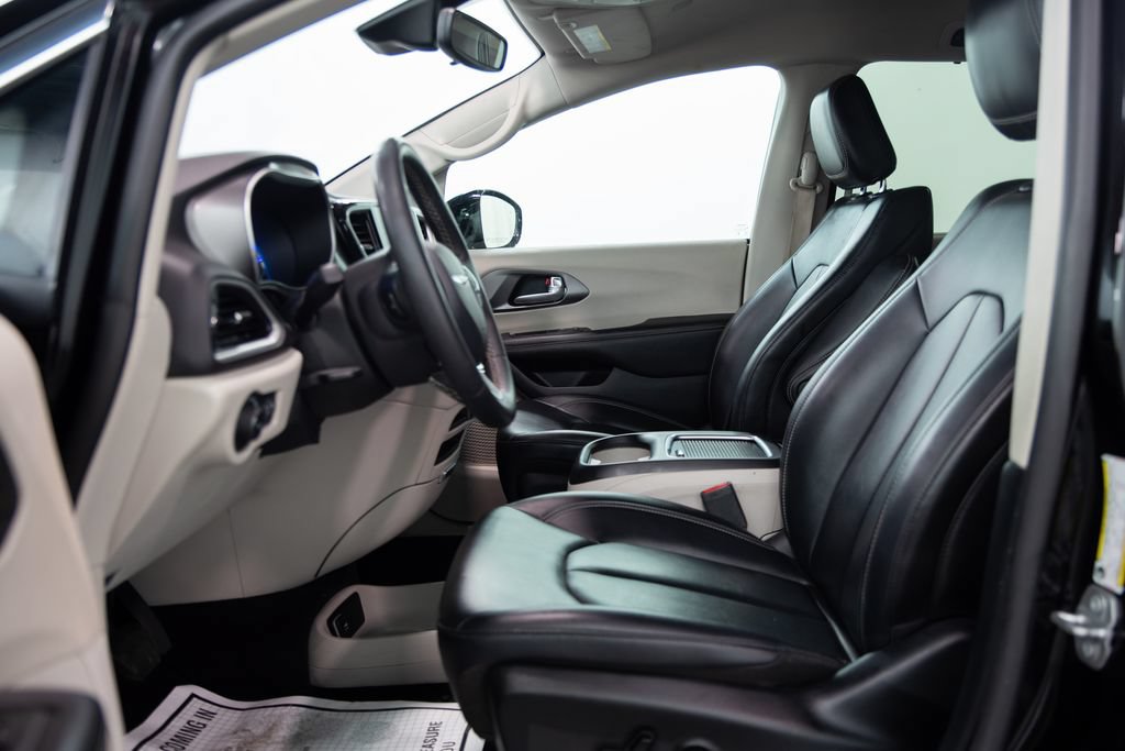 Used 2024 Chrysler Pacifica Touring-L FWD image 5