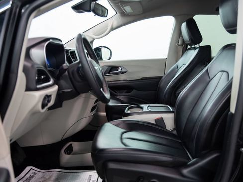 Used 2024 Chrysler Pacifica Touring-L FWD image 5