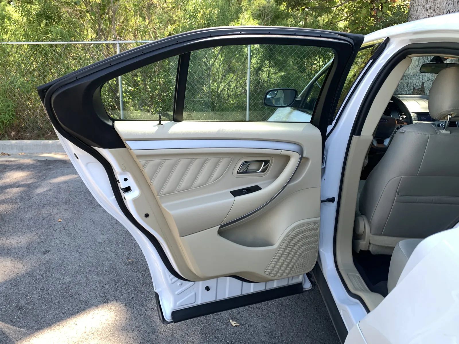 Used 2019 Ford Taurus SE FWD image 25