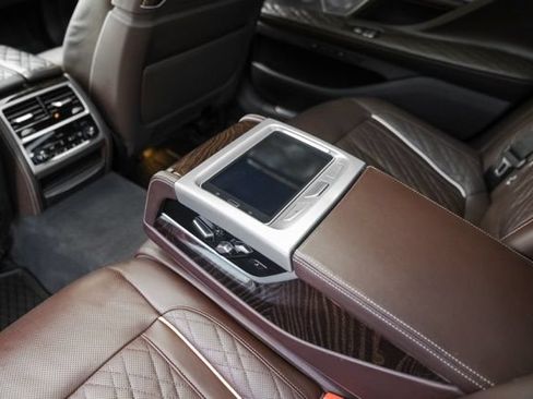 Used 2021 BMW 750i xDrive w/ Luxury Rear Seating Package AWD/4WD image 40
