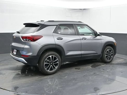 Used 2025 Chevrolet TrailBlazer LT AWD/4WD image 2