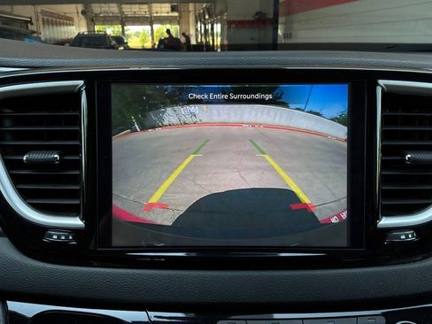 Used 2025 Chrysler Pacifica Select FWD image 38