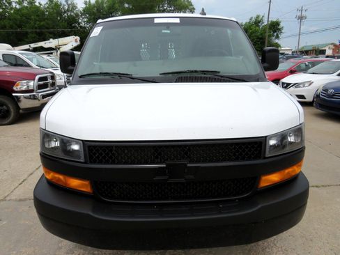Used 2018 Chevrolet Express 2500 image 2
