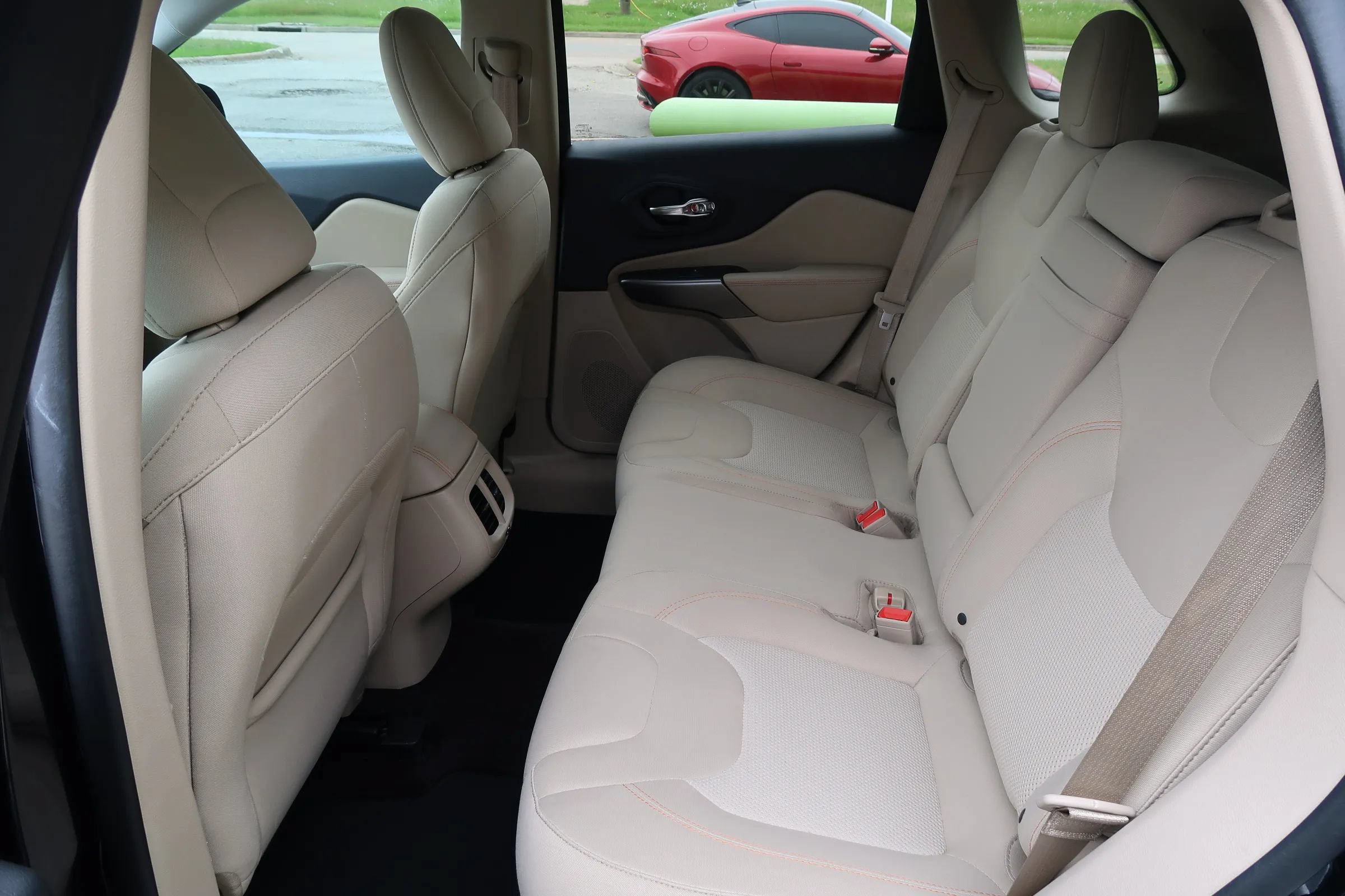 Used 2019 Jeep Cherokee Latitude w/ Popular Appearance Group FWD image 18
