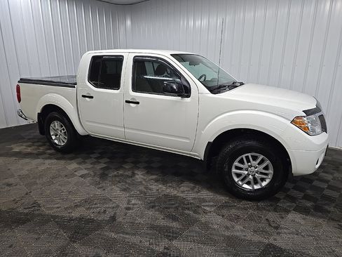 Used 2019 Nissan Frontier SV image 1