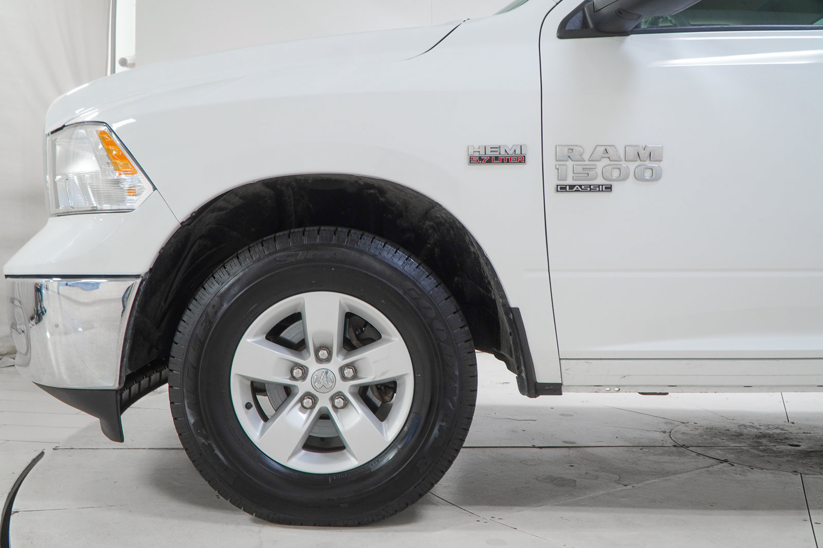 Used 2022 RAM 1500 Classic SLT AWD/4WD image 17