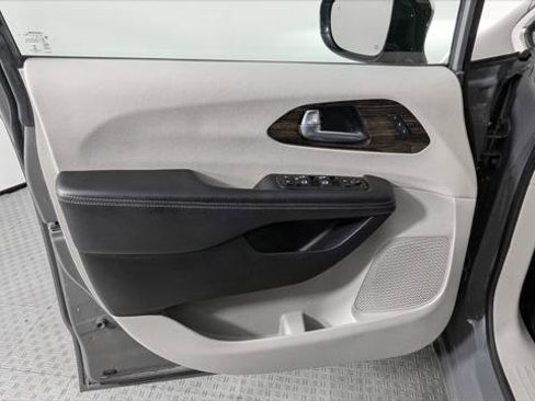 Used 2023 Chrysler Pacifica Limited FWD image 13