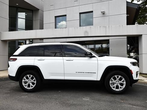 Used 2023 Jeep Grand Cherokee Limited w/ Luxury Tech Group II AWD/4WD image 4