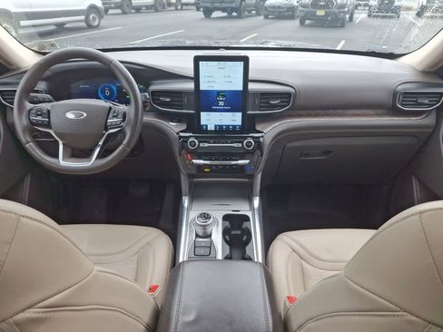 Certified 2022 Ford Explorer Platinum w/ Technology Package image 10