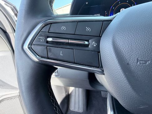 Used 2025 Chevrolet Traverse LT FWD image 14