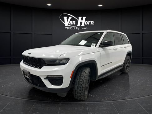 Certified 2024 Jeep Grand Cherokee Limited w/ Luxury Tech Group II AWD/4WD image 3