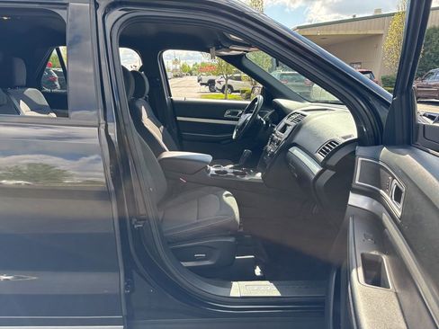 Used 2017 Ford Explorer XLT image 41