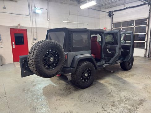 Used 2013 Jeep Wrangler Unlimited Rubicon AWD/4WD image 14