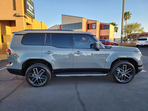 Used 2025 Lexus GX 550 w/ Accessory Package (2T) image 2