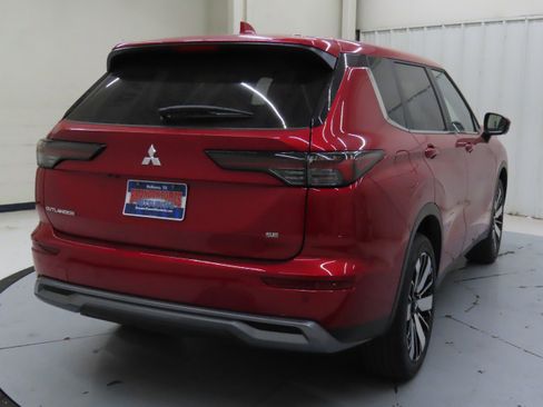 New 2025 Mitsubishi Outlander SE image 3