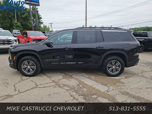Used 2026 Chevrolet Traverse LT AWD/4WD image 2