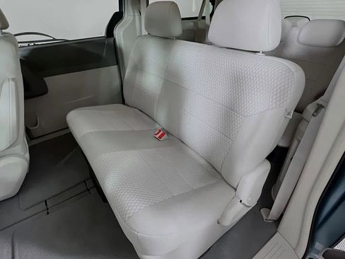 Used 2008 Chrysler Town & Country LX image 22