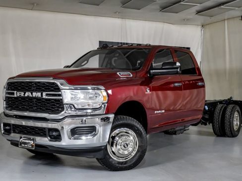 Used 2022 RAM 3500 Tradesman w/ Chrome Appearance Group AWD/4WD image 4