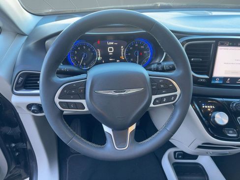 Used 2023 Chrysler Pacifica Touring-L image 20