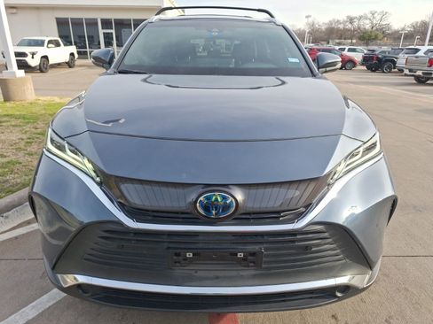 Used 2022 Toyota Venza XLE image 9