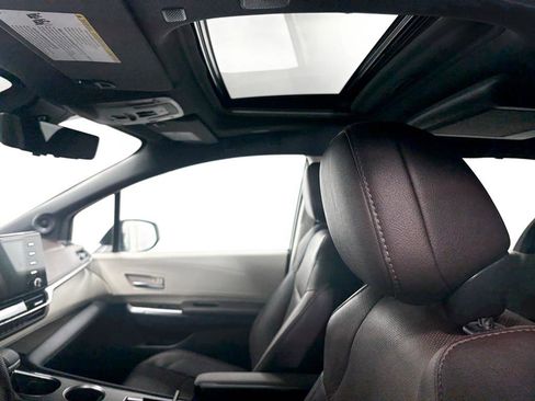 Certified 2023 Toyota Sienna Platinum image 5