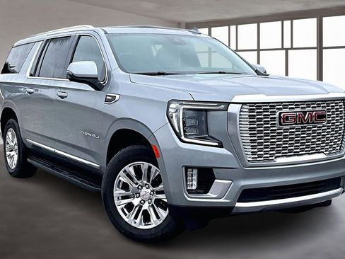 Used 2024 GMC Yukon XL Denali RWD image 3