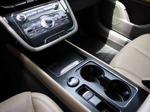 Used 2020 Lincoln Corsair AWD w/ Premium Package image 25