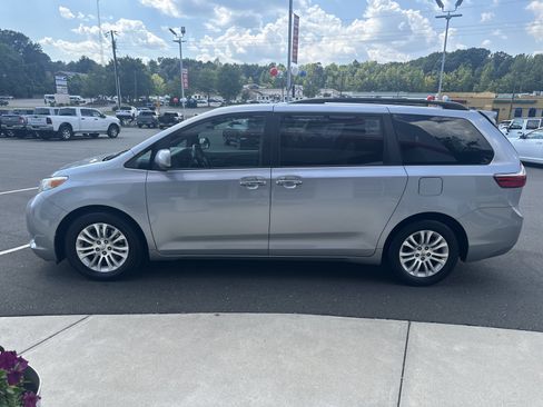 Used 2015 Toyota Sienna XLE Premium FWD image 5