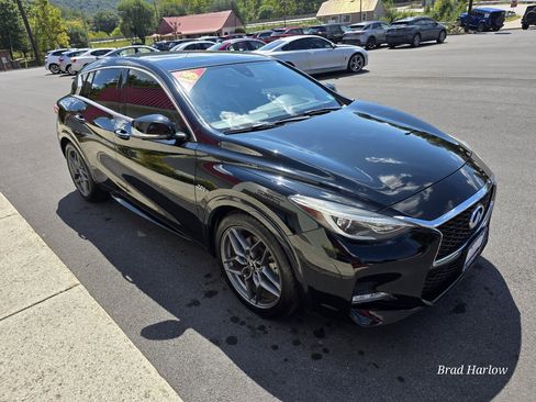 Used 2018 INFINITI QX30 Sport w/ Sport Leather Package image 8