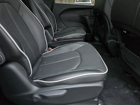 Used 2025 Chrysler Pacifica Premium image 27