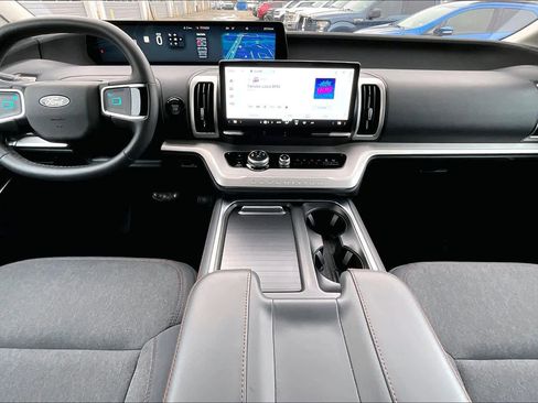 Used 2025 Ford Expedition Active image 15