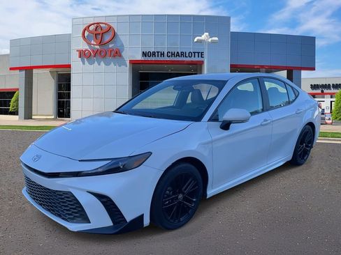 Used 2025 Toyota Camry SE image 6