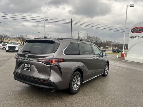 Certified 2024 Toyota Sienna XLE image 5