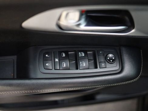 Used 2021 Chrysler Pacifica Touring w/ Uconnect Theater Family Group image 11