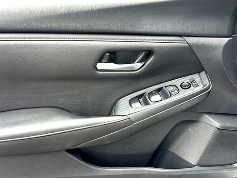 Used 2025 Nissan Sentra SV FWD image 16