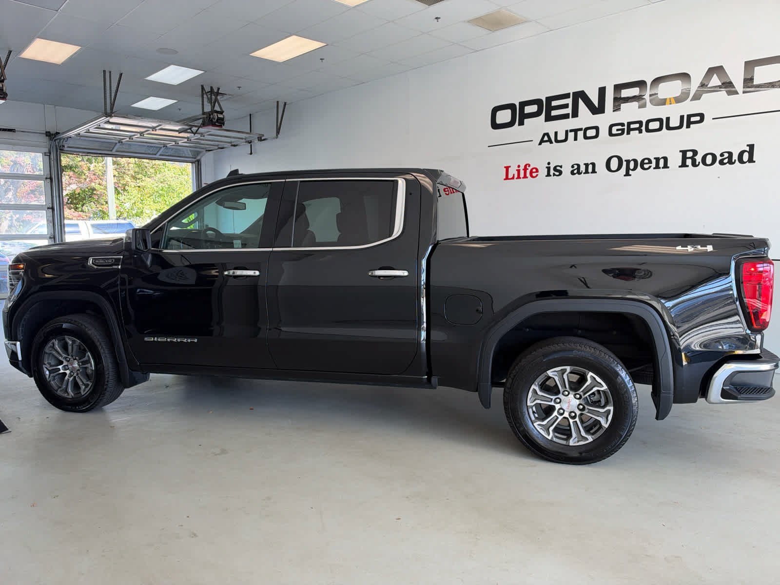 Used 2025 GMC Sierra 1500 SLT AWD/4WD image 2