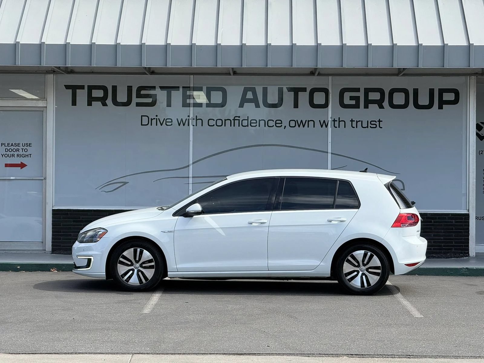 Used 2015 Volkswagen e-Golf SEL Premium FWD image 4