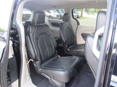 Used 2024 Chrysler Pacifica Touring-L image 25