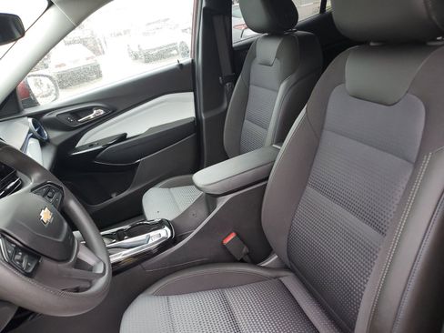 Used 2024 Chevrolet Trax LT FWD image 17
