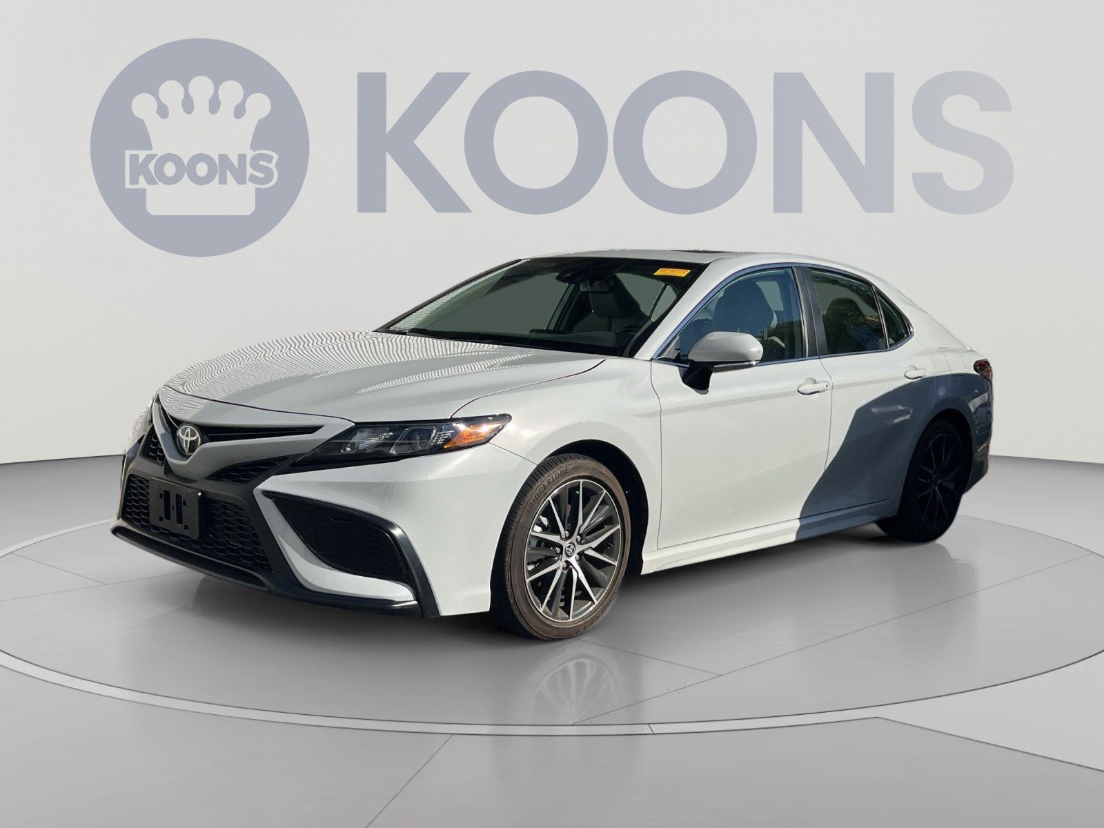 Used 2024 Toyota Camry SE w/ Cold Weather Package FWD image 1