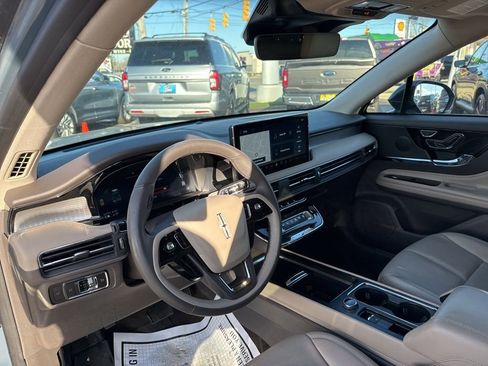 Used 2023 Lincoln Corsair AWD w/ Equipment Group 101A image 10