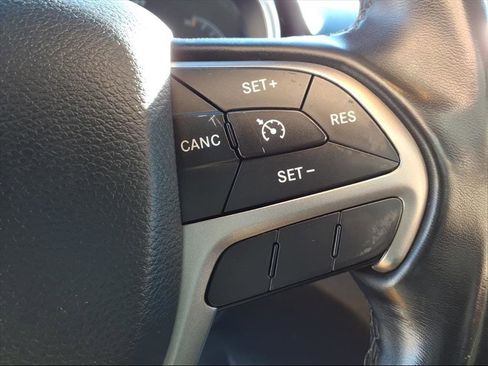 Used 2021 Jeep Grand Cherokee Laredo image 14