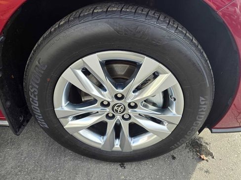 Used 2023 Toyota Sienna Limited image 9