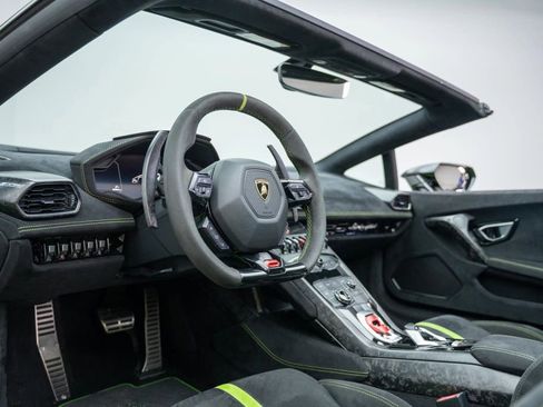 Used 2019 Lamborghini Huracan Performante AWD/4WD image 36