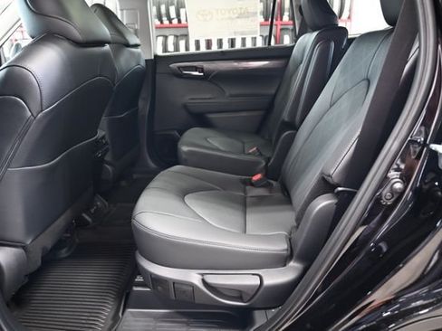 New 2026 Toyota Highlander Platinum AWD/4WD image 13